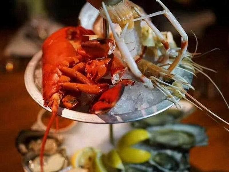 Fresh oysters at FOUR Oyster Bay