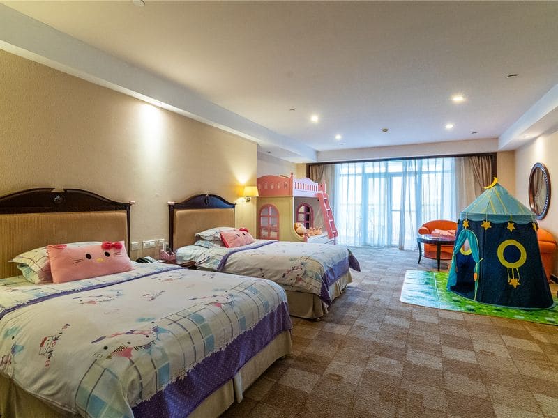 Kalahari Wisconsin Dells resort suite and water park bundle